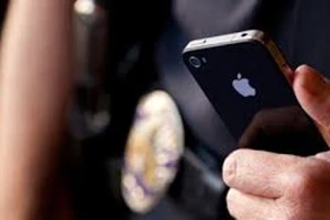 Dừng xe bên đường ở quận 3 bị khống chế, cướp điện thoại