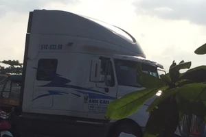 Tài xế xe container nhấn ga tông hỏng xe CSGT ở quận 9