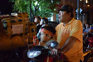 Hết chỗ ngồi, CĐV đứng ngoài đường 'xem ké' chung kết AFF cup 