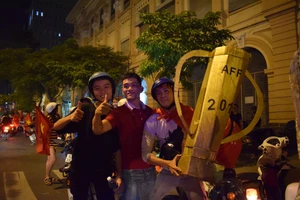 Chàng trai mang cup vàng khổng lồ đi bão khắp TP.HCM