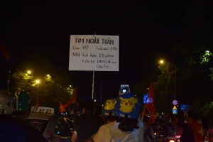 Cười té ghế xem hình ảnh hài hước đêm bão 'Việt Nam vô địch'