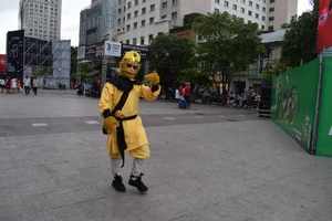 Tôn Ngộ Không đại náo phố đi bộ Nguyễn Huệ trước giờ bóng lăn