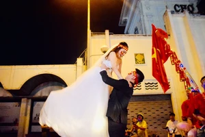 Những hình ảnh cực ngọt ngào trong đêm bão Việt Nam vô địch