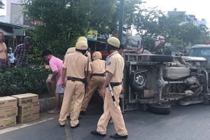 CSGT cứu tài xế ra khỏi xe tải chở sữa bị lật 