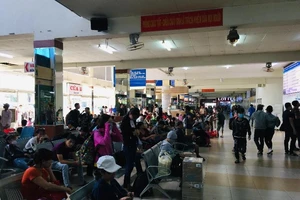 Dân Sài Gòn đội nắng ra bến xe về quê nghỉ lễ dài ngày