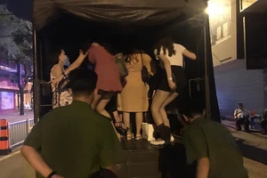 Kinh doanh karaoke chui, để tiếp viên mặc ‘mát mẻ’ tiếp khách