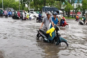 Mưa lớn, nhiều tuyến đường hóa sông tại TP.HCM
