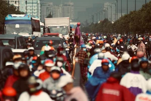 Mưa lớn kéo dài, người Sài Gòn bì bõm lội nước về nhà