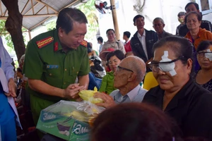 Công an phối hợp mổ mắt miễn phí cho người dân...