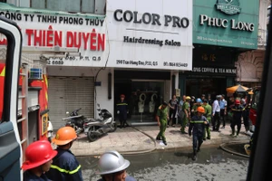 Cụ bà ngất xỉu trong căn nhà bốc cháy ở quận 5 