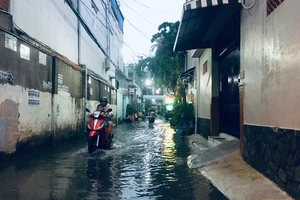Dân TP.HCM bì bõm lội nước trong cơn mưa chiều tầm tã