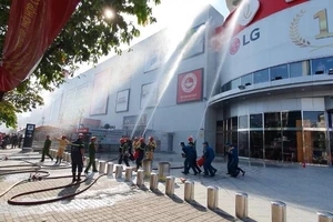 Gần 100 cảnh sát PCCC thực tập cứu hỏa tại Lotte Mart