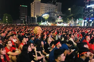 Cúp vàng vô địch bằng xốp rực rỡ trên phố đi bộ Nguyễn Huệ