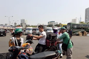 Người dân tay xách nách mang rời TP.HCM về quê ăn Tết