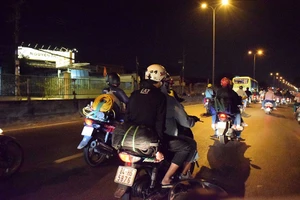 Người miền Tây chạy thâu đêm về TP.HCM mùng 5 tết