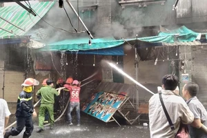 Dân cảm ơn cảnh sát PCCC dập vụ cháy sát chợ Hạnh Thông Tây