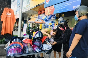 Độc lạ nón phòng dịch COVID-19 giữa đường phố Sài Gòn