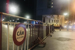 Phố đi bộ, nhà thờ Đức Bà vắng vẻ trong tối thứ Bảy