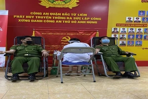 Công an chung tay hiến máu nghĩa tình mùa dịch COVID-19