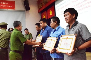 3 người dân bắt kẻ cướp có dao, súng điện ở chợ Bình Điền