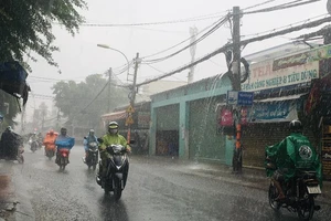 Mưa tầm tã buổi sáng sớm, dân TP.HCM đỡ ngột ngạt