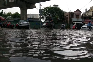 Đường hóa sông, người Sài Gòn bì bõm trong cơn mưa tầm tã