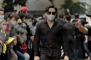 Trấn Thành lặng người tới viếng cố nghệ sĩ Chí Tài