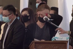  Khán giả, nghệ sĩ ở Mỹ nghẹn ngào viếng cố NS Chí Tài 