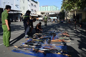 Công an Tân Bình tiêu huỷ hàng loạt mã tấu, kiếm Nhật