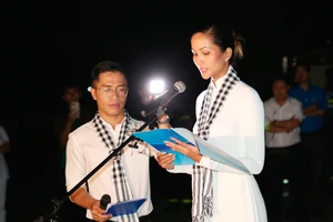 H’Hen Niê rưng rưng nghe chuyện về các chiến sĩ tại Côn Đảo