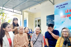 Lý Hùng khóc nghẹn trong lễ khánh thành viện dưỡng lão nghệ sĩ