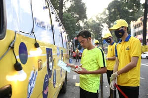 ‘Xe bus khẩu trang’ phát 100.000 chiếc miễn phí tại TP.HCM