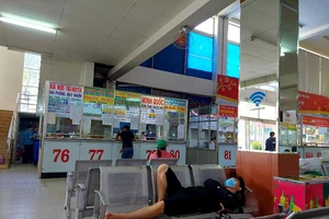 Những hàng ghế thưa người ở bến xe miền Đông ngày 28 Tết
