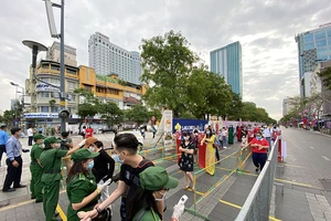 Đeo khẩu trang, xếp hàng, chụp ảnh đường hoa thời COVID-19