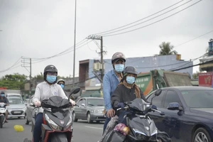 Thênh thang chạy xe máy về miền Tây ngày 30 Tết