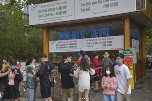 Mồng 3 Tết: Mang khẩu trang du xuân, chụp ảnh thời COVID-19