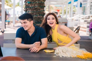 Người đàn ông điển trai cùng Hoa hậu Khánh Vân đến Mỹ là ai?