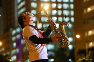 Nghẹn ngào nghe Trần Mạnh Tuấn thổi Saxophone ở bệnh viện dã chiến