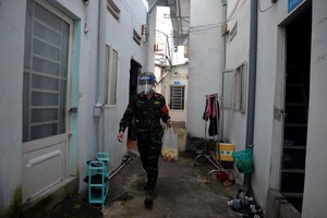 ‘Xóm trọ khách sạn’ vui mừng khi được chú bộ đội tặng trứng gà