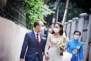 MC thời tiết Xuân Anh hạnh phúc khoe ảnh đón dâu mùa COVID