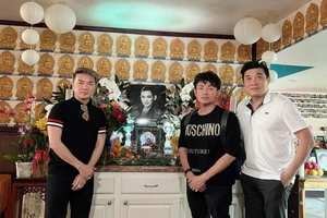 Đàm Vĩnh Hưng thăm mộ Chí Tài, Phi Nhung và người thân ở Mỹ
