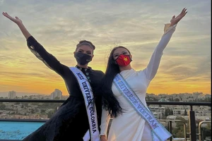 Miss Universe: Kim Duyên mặc áo dài trắng thăm 'Bức tường than khóc' tại Israel