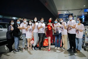  ‘Biệt đội’ ra sân bay Tân Sơn Nhất tiễn Vũ Huyền Diệu đi thi Miss Eco Teen