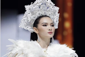 Dàn mỹ nhân Việt sải bước trong trang phục áo dài Minh Châu