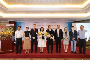 Nhiều phụ huynh 'bơi' để tìm sách song ngữ cho con ở TP.HCM