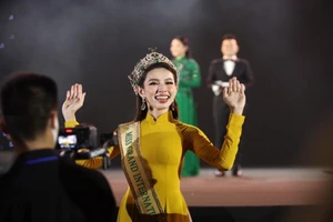 Hoa hậu Thuỳ Tiên bật khóc trước tình cảm của hàng ngàn khán giả tại SVĐ Phú Thọ