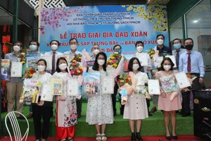 Báo Tuổi trẻ dành giải nhất Bìa báo xuân Nhâm Dần 2022