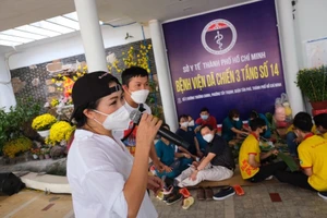 Nghệ sĩ TP.HCM mang bánh chưng, âm nhạc đến bệnh viện dã chiến ngày 26 Tết