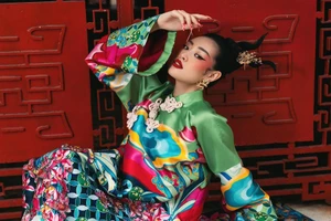 Ngày vía thần tài, hoa hậu Khánh Vân khoe sắc trong trang phục áo dài