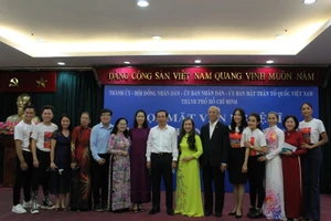 TP.HCM tri ân văn nghệ sĩ: ‘Văn nghệ sĩ bất chấp hiểm nguy xông vào tâm dịch’